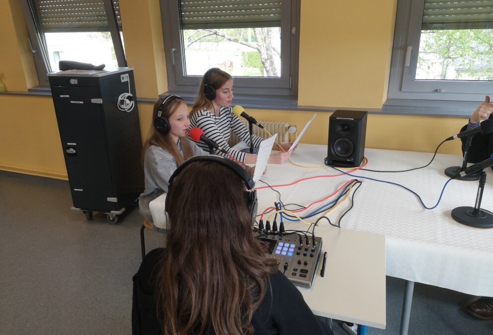 Deux Jeunes Reporters en Formation : Une Initiative Prometteuse à l’Association Sportive du Collège Maurice Genevoix.