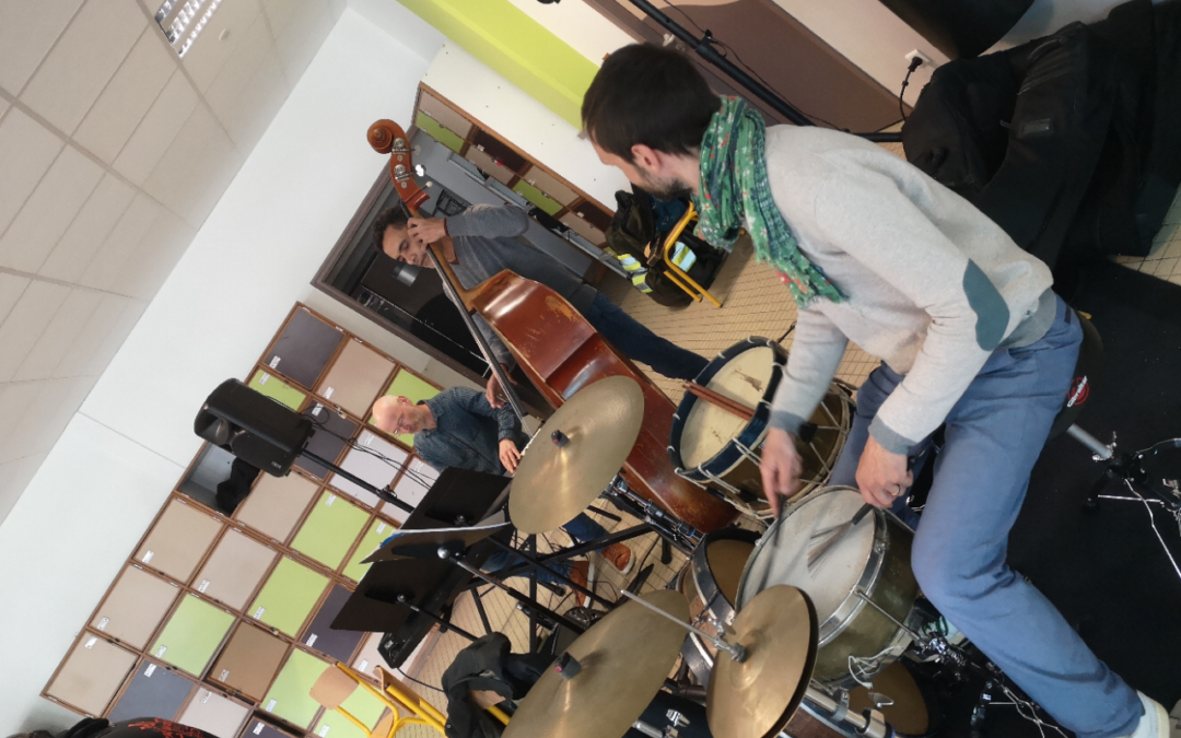 Une symphonie d’apprentissage : Le Collège Maurice Genevoix accueille un groupe de musiciens dans le cadre du festival-atelier jazz du Pays de Meslay-Grez !